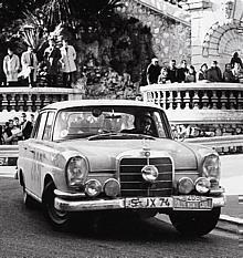 Rallye Monte Carlo, 1963. Ewy Rosqvist und Ursula Wirth mit einem Mercedes-Benz 220 SE.